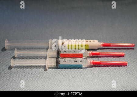 Drei Spritzen mit roten begrenzt Nadeln mit beschrifteten generische Propofol, Fentanyl und Rocuronium für die Vollnarkose. Stockfoto