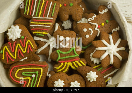 Nahaufnahme von oben auf einen Container voll mit hausgemachten, handbemalt Lebkuchen, Weihnachten. Horizontale, flache Ansicht von oben. Stockfoto