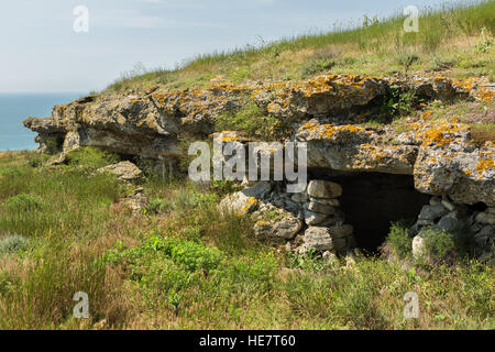 Alte Minen in den Bergen Opuk. Opuksky Reserve befindet sich auf der südlichen Küste der Halbinsel Kertsch. Stockfoto