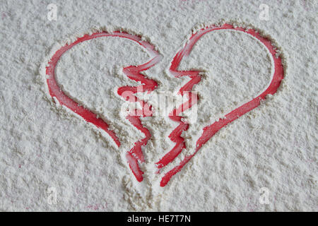 Rot gebrochenes Herz auf Weißmehl Hintergrund abgebildet Stockfoto