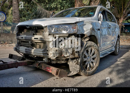 Autounfall. Weitgehend beschädigt Kraftfahrzeug in den Prozess der abgeschleppt wird nach einem Unfall. Asien Thailand S. E. Stockfoto