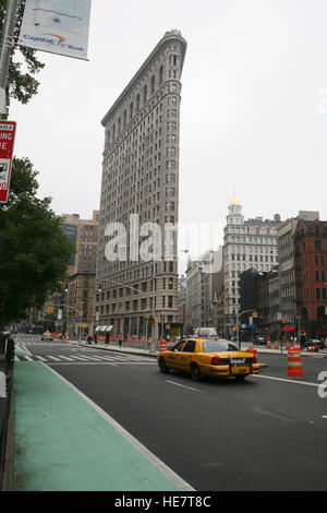 2008 FLATIRON BUILDING in NEW YORK wo 5 Avenue und Broadway in Manhattan überqueren Stockfoto