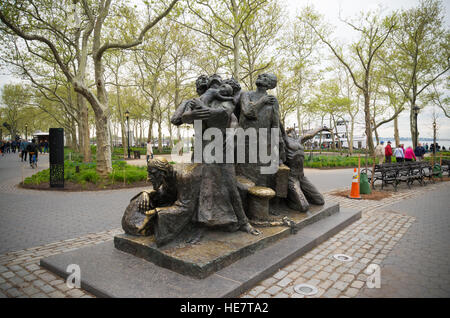 NEW YORK - 27. April 2016: Einwanderer-Denkmal im Battery Park. Es wurde 1973 von Künstler Luis Sanguino erstellt und Einwanderern gewidmet, die Stockfoto