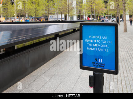 NEW YORK - 27. April 2016: Informationen Schild am 9/11 Memorial Förderung Besucher der Gedenkstätte Namen Platten berühren Stockfoto