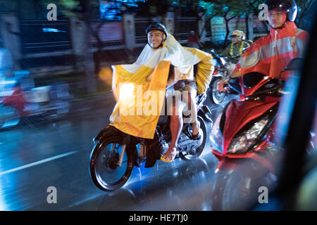 Motorradfahrer im Regen in Vietnam Stockfoto