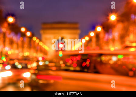 Abstrakte außerhalb des Fokus Bild der Ampel mit dem Triumphbogen im Hintergrund, auf dem überfüllten berühmten Boulevard Champs Elysees in Paris. Stockfoto