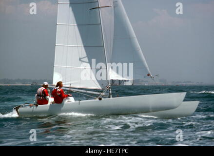 AJAX-NEWS-FOTOS. 1984., CA, USA. -SEGLER - PAUL ELVSTROM IM WETTBEWERB MIT DER TORNADO KATAMARAN-KLASSE EVENT - DÄNISCHE SEGLER UND GEWINNER VON VIER AUFEINANDERFOLGENDEN OLYMPISCHEN GOLDMEDAILLEN (1948 IN GLÜHWÜRMCHEN, 1952/56 & 1960 IN FINNEN) WURDE VIERTER IN DER STAR-KLASSE IM JAHR 1968.   FOTO: ADRIAN MORGAN/AJAX REF: KM784 16 Stockfoto