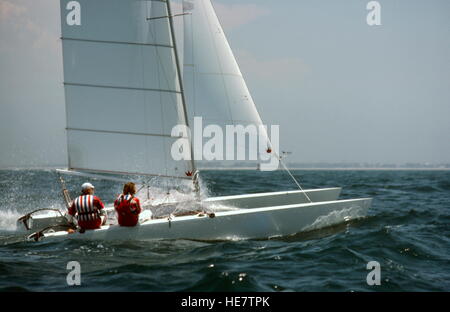 AJAX-NEWS-FOTOS. 1984., CA, USA. -SEGLER - PAUL ELVSTROM IM WETTBEWERB MIT DER TORNADO KATAMARAN-KLASSE EVENT - DÄNISCHE SEGLER UND GEWINNER VON VIER AUFEINANDERFOLGENDEN OLYMPISCHEN GOLDMEDAILLEN (1948 IN GLÜHWÜRMCHEN, 1952/56 & 1960 IN FINNEN) WURDE VIERTER IN DER STAR-KLASSE IM JAHR 1968.   FOTO: ADRIAN MORGAN/AJAX REF: KM784 18 Stockfoto