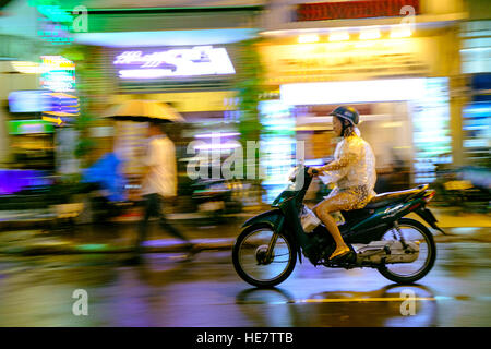 Motorradfahrer im Regen in Vietnam Stockfoto