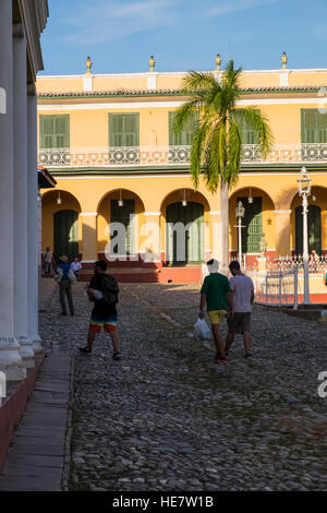 Gepflasterten Straße und alte Gebäude auf der Plaza Mayor, Trinidad, Kuba Stockfoto