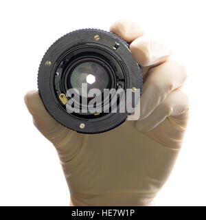 Objektiv-Kamera in der Hand, eine Hand in einen weißen Handschuh auf weißem Hintergrund Stockfoto