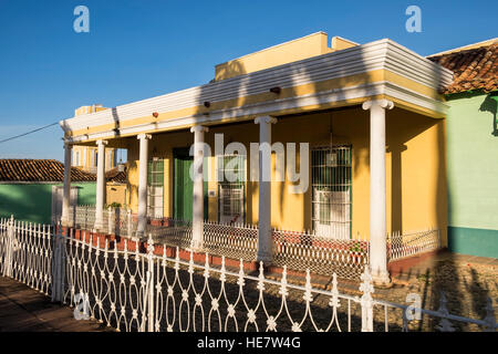 Alten Gebäude auf der Plaza Mayor gebadet im morgendlichen Sonnenlicht, Trinidad, Kuba Stockfoto