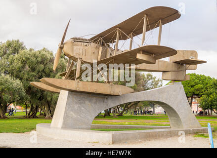 Skulptur der Fairey Lll Wasserflugzeug Kennzeichnung erster Flug von Lissabon nach Brasilien, 1922, Avenida da Brasília, Belém, Lissabon Portugal Stockfoto