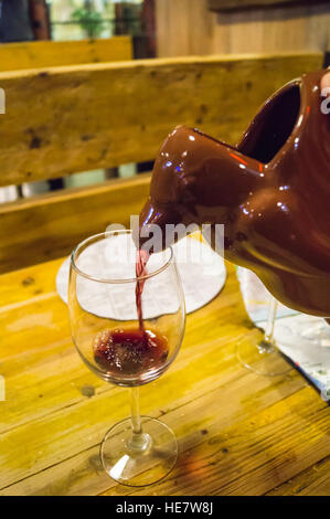 Rotwein in einem Dekanter "Pingüino" in Form eines Pinguins, El Chanta argentinische bar LX Factory, Lissabon Portugal Stockfoto