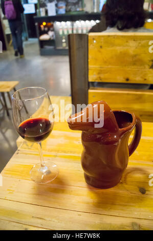 Rotwein in einem Dekanter "Pingüino" in Form eines Pinguins, El Chanta argentinische bar LX Factory, Lissabon Portugal Stockfoto