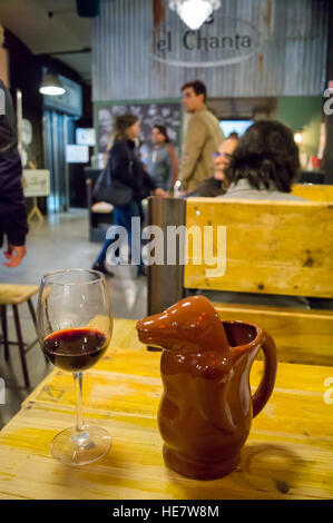 Rotwein in einem Dekanter "Pingüino" in Form eines Pinguins, El Chanta argentinische bar LX Factory, Lissabon Portugal Stockfoto