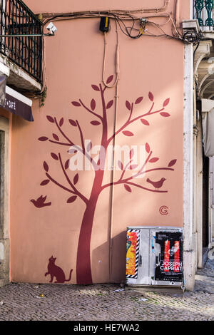 Straße Wandbild einer Katze suchen einen Vogel in einem Baum, Lissabon Portugal Stockfoto
