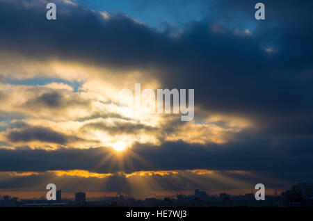 Moskau. Die Sonne bricht durch die schweren Winter Wolken und Stadt leuchtet mit hellen Strahlen. Stockfoto