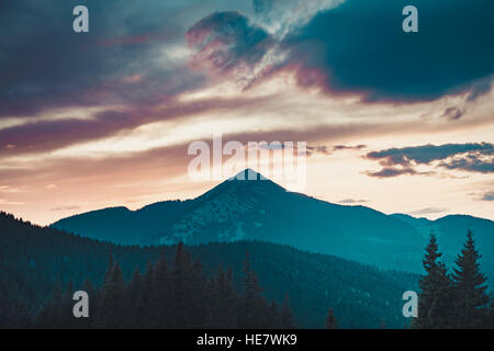 Majestätischen Sonnenaufgang in montains Stockfoto