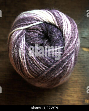 Ein Ball von Hand Strickgarn in den Farben lila und Flieder im Bild aus der Ende guten Thread Definition. Stockfoto