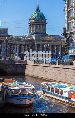 Sankt PETERSBURG, Russland - 26. Juli 2014: Ausflugsboote am Moika River und der Kasaner Kathedrale im Sommer Stockfoto