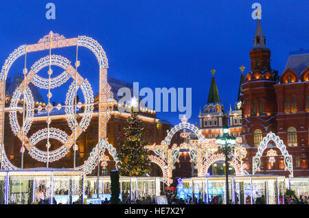 Russland Moskau Kremlin und Weihnachtsdekorationen Stockfoto