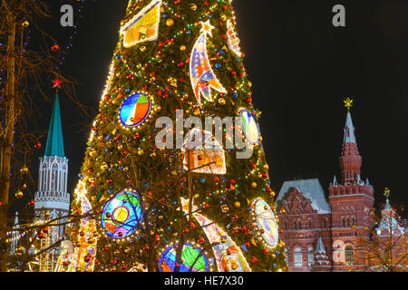 Russland Moskau Kremlin und Weihnachtsdekorationen Stockfoto