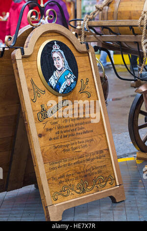 Warenkorb costermonger Zeichen, durch den Verkauf von Glühwein an der Winchester Weihnachtsmarkt, Winchester, Hampshire, England Großbritannien im Dezember Stockfoto