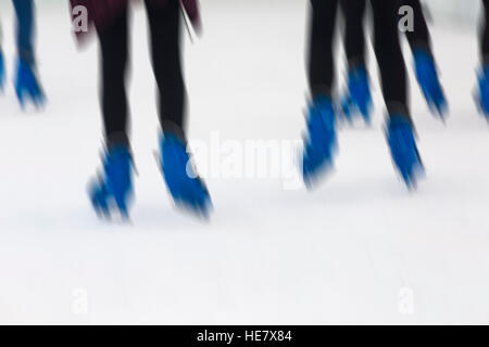 Skating Eindrücke auf der Eislaufbahn, Winchester, Hampshire UK im Dezember Stockfoto