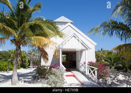 Die kleine Holzkirche auf unbewohnten Insel in Half Moon Cay (Bahamas). Stockfoto