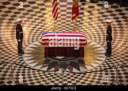 US-Marines bewachen von der Sarg des Astronaut und ehemaliger Senator John Glenn in Ruhestellung an der Ohio Statehouse 16. Dezember 2016 in Columbus, Ohio. Der ehemalige Marine-Pilot, Senator und erster Mensch um die Erde zu umkreisen starb letzte Woche im Alter von 95 Jahren. Stockfoto
