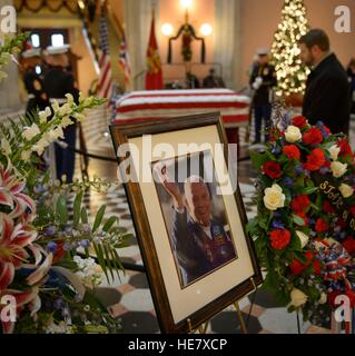 Mitglieder der Öffentlichkeit zollen, Astronaut und ehemaliger Senator John Glenn in Ruhestellung an der Ohio Statehouse 16. Dezember 2016 in Columbus, Ohio. Der ehemalige Marine-Pilot, Senator und erster Mensch um die Erde zu umkreisen starb letzte Woche im Alter von 95 Jahren. Stockfoto