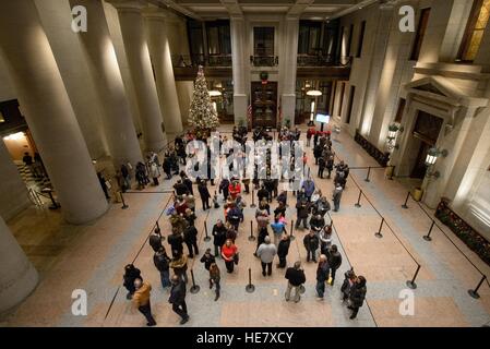 Mitglieder der öffentlichen warten in der Schlange um ihren Respekt, Astronaut und ehemaliger Senator John Glenn in Ruhestellung an der Ohio Statehouse 16. Dezember 2016 in Columbus, Ohio liegen Zahlen. Der ehemalige Marine-Pilot, Senator und erster Mensch um die Erde zu umkreisen starb letzte Woche im Alter von 95 Jahren. Stockfoto