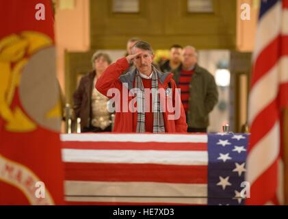 Mitglieder der Öffentlichkeit zollen, Astronaut und ehemaliger Senator John Glenn in Ruhestellung an der Ohio Statehouse 16. Dezember 2016 liegen in Columbus, Ohio. Der ehemalige Marine-Pilot, Senator und erster Mensch um die Erde zu umkreisen starb letzte Woche im Alter von 95 Jahren. Stockfoto