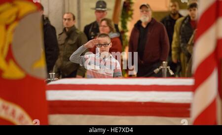 Mitglieder der Öffentlichkeit zollen, Astronaut und ehemaliger Senator John Glenn in Ruhestellung an der Ohio Statehouse 16. Dezember 2016 liegen in Columbus, Ohio. Der ehemalige Marine-Pilot, Senator und erster Mensch um die Erde zu umkreisen starb letzte Woche im Alter von 95 Jahren. Stockfoto