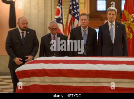 Sprecher des Ohio Repräsentantenhaus Cliff Rosenberger, zollen links, NASA-Administrator Charles Bolden, Ohio Gouverneur John Kasich und Außenminister John Kerry, Astronaut und ehemaliger Senator John Glenn in Ruhestellung an der Ohio Statehouse 16. Dezember 2016 in Columbus, Ohio. Der ehemalige Marine-Pilot, Senator und erster Mensch um die Erde zu umkreisen starb letzte Woche im Alter von 95 Jahren. Stockfoto