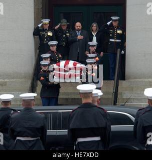 Sprecher des Ohio House Clifford Rosenberger, oben in der Mitte, legt seine Hand auf sein Herz als des Sarges des Astronaut und ehemaliger Senator John Glenn ist Blei aus Ohio Statehouse während der Trauerzug 17. Dezember 2016 in Columbus, Ohio. Der ehemalige Marine-Pilot, Senator und erster Mensch um die Erde zu umkreisen starb letzte Woche im Alter von 95 Jahren. Stockfoto