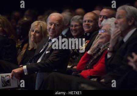 US-Vizepräsident Joe Biden lächelt und schaut auf Annie Glenn, Witwe des ehemaligen Astronauten und Senator John Glenn, während eines Gottesdienstes während der Trauerfeier an der Ohio State University 17. Dezember 2016 in Columbus, Ohio. Der ehemalige Marine-Pilot, Senator und erster Mensch um die Erde zu umkreisen starb letzte Woche im Alter von 95 Jahren. Stockfoto