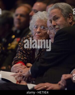 Annie Glenn, Witwe des ehemaligen Astronauten und Senator John Glenn, links, Glen es Tochter Lyn und Pock Otis halten Hände während eines Gottesdienstes feiern seines Lebens an der Ohio State University, 17. Dezember 2016 in Columbus, Ohio. Der ehemalige Marine-Pilot, Senator und erster Mensch um die Erde zu umkreisen starb letzte Woche im Alter von 95 Jahren. Stockfoto