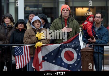 Mitglieder der Öffentlichkeit zollen als des Sarges des Astronaut und ehemaliger Senator John Glenn während der Trauerzug 17. Dezember 2016 in Columbus, Ohio von Ohio Statehouse verschoben wird. Der ehemalige Marine-Pilot, Senator und erster Mensch um die Erde zu umkreisen starb letzte Woche im Alter von 95 Jahren. Stockfoto