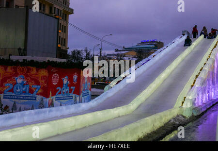 Russland-Moskau im Dezember 2016. Eis-Folie und Kinder in der Mitte des Kreml Stockfoto