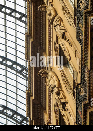 Architektonisches Detail auf die obere Ebene und das Dach von der Galleria Vittorio Emanuele II-Shopping Center - Mailand, Lombardei, Italien Stockfoto