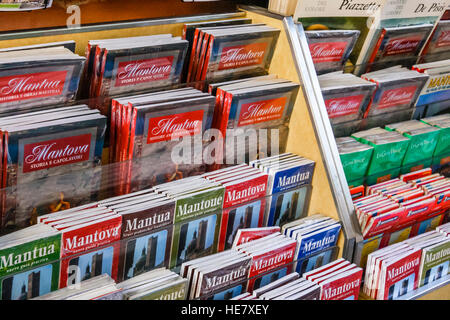 Karten, Führer und historische Bücher über die Stadt Mantua (Montova in italienischer Sprache) zum Verkauf an speichern in Mantua, Lombardei, Italien. Stockfoto