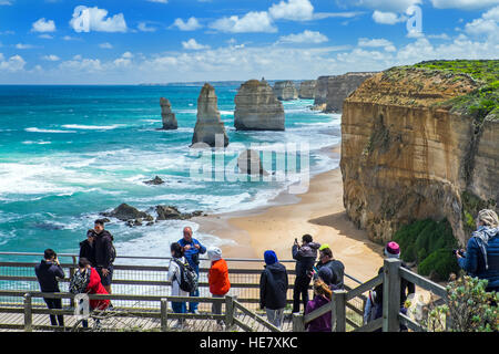 Touristen am View Point für die Zwölf Apostel sea Stacks auf der Great Ocean Road in Victoria, Australien Stockfoto