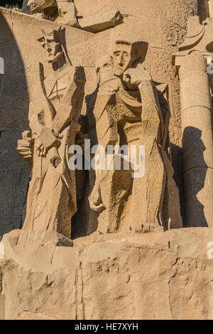 Skulptur der religiösen Figuren in Stein an der Fassade der Sagrada Familia, Barcelona, Spanien. Stockfoto