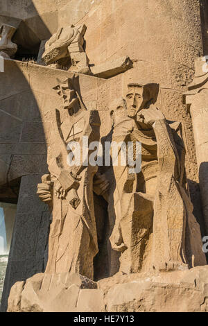 Skulptur der religiösen Figuren in Stein an der Fassade der Sagrada Familia, Barcelona, Spanien. Stockfoto