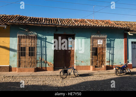 Haus zu verkaufen mit traditionellen vergitterten Fenstern, Trinidad, Kuba Stockfoto