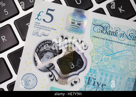 Die neue 2016 Polymer-fünf-Pfund-Note auf einer Computertastatur Stockfoto