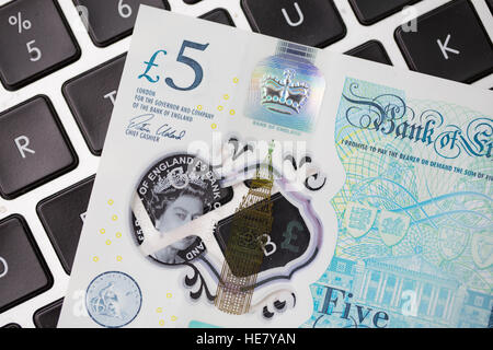 Die neue 2016 Polymer-fünf-Pfund-Note auf einer Computertastatur Stockfoto