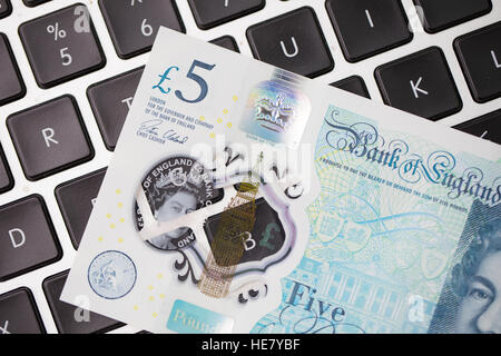 Die neue 2016 Polymer-fünf-Pfund-Note auf einer Computertastatur Stockfoto